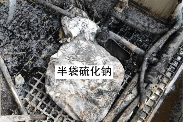 一級吸收塔的循環(huán)水槽投料口